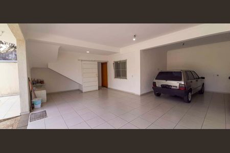 Casa à venda com 318m², 4 quartos e 8 vagas Casa à venda com 318m², 4 quartos e 8 vagasGaragem