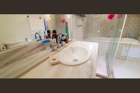 Casa à venda com 318m², 4 quartos e 8 vagas Casa à venda com 318m², 4 quartos e 8 vagasBanheiro da Suíte 1