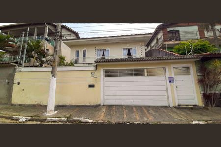 Casa à venda com 318m², 4 quartos e 8 vagas Casa à venda com 318m², 4 quartos e 8 vagasFachada