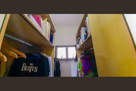 Casa à venda com 318m², 4 quartos e 8 vagas Casa à venda com 318m², 4 quartos e 8 vagasCloset da Suíte 1