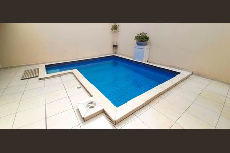 Casa à venda com 318m², 4 quartos e 8 vagas Casa à venda com 318m², 4 quartos e 8 vagasÁrea comum - Piscina