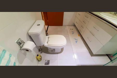 Casa à venda com 318m², 4 quartos e 8 vagas Casa à venda com 318m², 4 quartos e 8 vagasBanheiro da Suíte 1