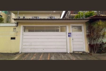 Casa à venda com 318m², 4 quartos e 8 vagas Casa à venda com 318m², 4 quartos e 8 vagasFachada