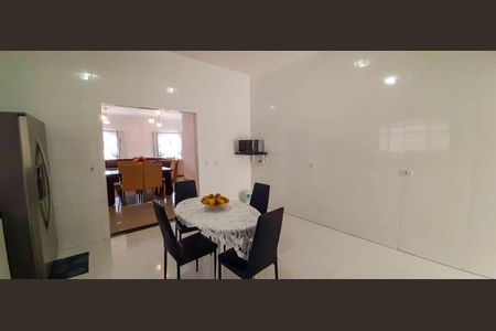 Casa à venda com 318m², 4 quartos e 8 vagas Casa à venda com 318m², 4 quartos e 8 vagasCozinha