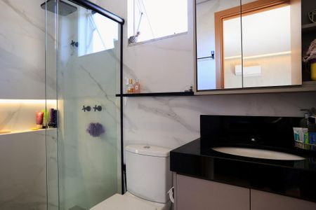 Apartamento à venda com 70m², 2 quartos e 2 vagas Apartamento à venda com 70m², 2 quartos e 2 vagasBanheiro da Suíte