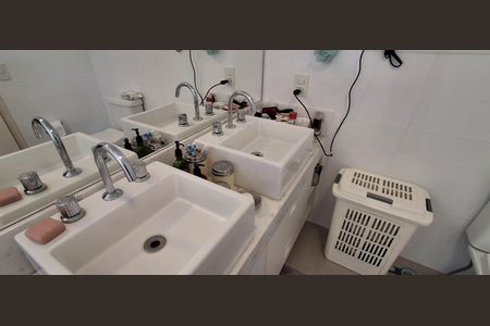 Apartamento para alugar com 240m², 4 quartos e 4 vagasBanheiro da Suíte 1