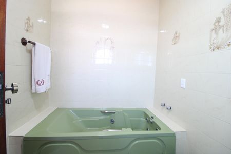 Casa à venda com 327m², 4 quartos e 4 vagasBanheiro da suíte 1