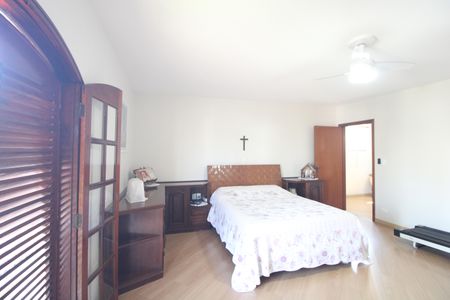 Casa à venda com 327m², 4 quartos e 4 vagasSuíte 1