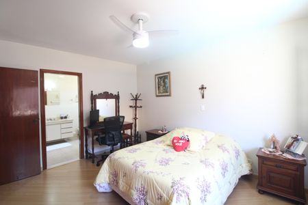 Casa à venda com 327m², 4 quartos e 4 vagasSuíte 4