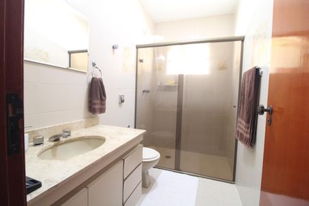 Casa à venda com 327m², 4 quartos e 4 vagasBanheiro da suíte 3