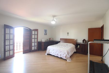 Casa à venda com 327m², 4 quartos e 4 vagasSuíte 1
