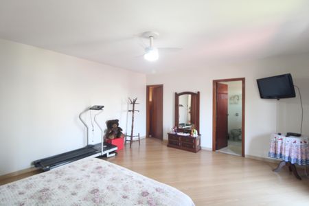 Casa à venda com 327m², 4 quartos e 4 vagasSuíte 1