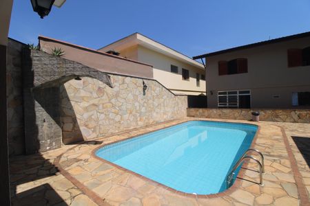 Casa à venda com 327m², 4 quartos e 4 vagasPiscina