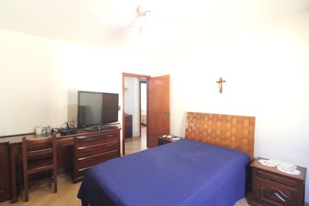 Casa à venda com 327m², 4 quartos e 4 vagasSuíte 2