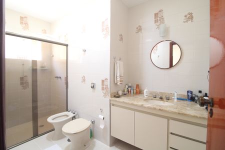 Casa à venda com 327m², 4 quartos e 4 vagasBanheiro da suíte 2