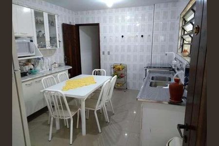 Casa à venda com 4 quartos, 200m² em Bosque da Saúde, São Paulo