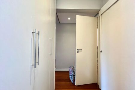 Apartamento à venda com 80m², 2 quartos e 3 vagas Apartamento à venda com 80m², 2 quartos e 3 vagasCloset da suíte
