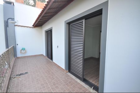 Casa para alugar com 370m², 4 quartos e 6 vagasSacada do Quarto 2