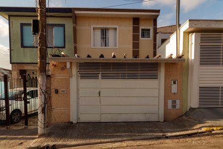 Casa à venda com 160m², 3 quartos e 1 vaga Casa à venda com 160m², 3 quartos e 1 vagaFachada