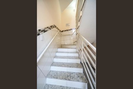 Escada de entrada de apartamento para alugar com 1 quarto, 35m² em Vila Moreira, São Paulo