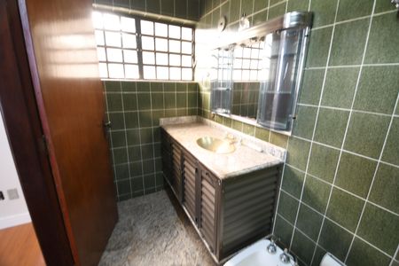 Casa à venda com 280m², 3 quartos e 2 vagasBanheiro da Suíte 2