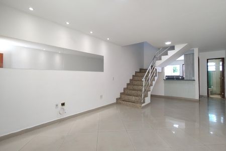 Sala de casa de condomínio à venda com 3 quartos, 230m² em Jacarepaguá, Rio de Janeiro