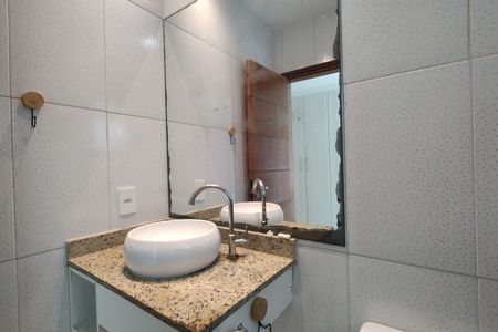 Casa de condomínio à venda com 230m², 3 quartos e 1 vaga Casa de condomínio à venda com 230m², 3 quartos e 1 vagaBanheiro da Suíte 2