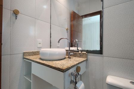 Casa de condomínio à venda com 230m², 3 quartos e 1 vaga Casa de condomínio à venda com 230m², 3 quartos e 1 vagaBanheiro da Suíte 2