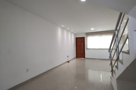 Casa de condomínio à venda com 230m², 3 quartos e 1 vaga Casa de condomínio à venda com 230m², 3 quartos e 1 vagaSala