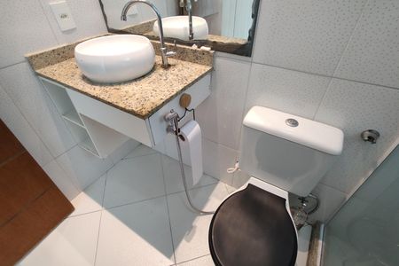 Casa de condomínio à venda com 230m², 3 quartos e 1 vaga Casa de condomínio à venda com 230m², 3 quartos e 1 vagaBanheiro da Suíte 2