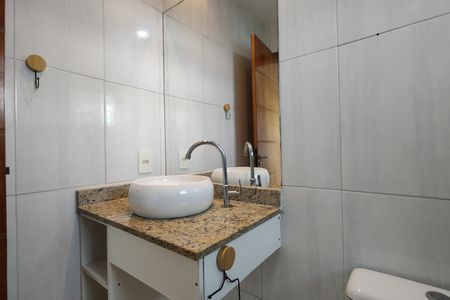 Casa de condomínio à venda com 230m², 3 quartos e 1 vaga Casa de condomínio à venda com 230m², 3 quartos e 1 vagaBanheiro da Suíte 1