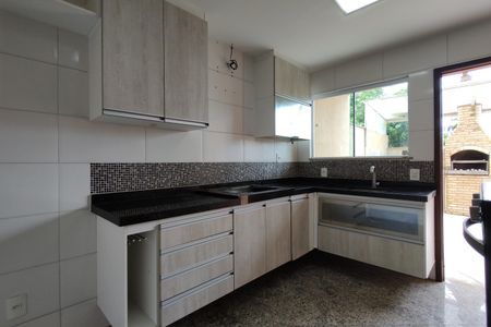 Casa de condomínio à venda com 230m², 3 quartos e 1 vaga Casa de condomínio à venda com 230m², 3 quartos e 1 vagaCozinha