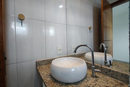 Casa de condomínio à venda com 230m², 3 quartos e 1 vaga Casa de condomínio à venda com 230m², 3 quartos e 1 vagaBanheiro da Suíte 1