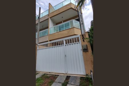 Casa de condomínio à venda com 230m², 3 quartos e 1 vaga Casa de condomínio à venda com 230m², 3 quartos e 1 vagaFachada
