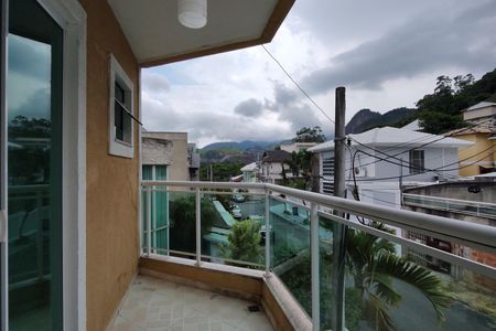 Casa de condomínio à venda com 230m², 3 quartos e 1 vaga Casa de condomínio à venda com 230m², 3 quartos e 1 vagaVaranda Suíte 2