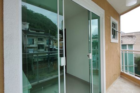 Casa de condomínio à venda com 230m², 3 quartos e 1 vaga Casa de condomínio à venda com 230m², 3 quartos e 1 vagaVaranda Suíte 2