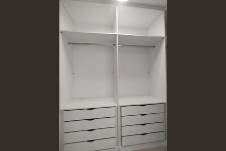 Casa de condomínio à venda com 230m², 3 quartos e 1 vagaCloset Suíte