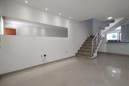 Casa de condomínio à venda com 230m², 3 quartos e 1 vaga Casa de condomínio à venda com 230m², 3 quartos e 1 vagaSala