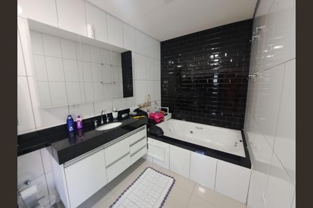 Casa à venda com 270m², 3 quartos e 6 vagas Casa à venda com 270m², 3 quartos e 6 vagasBanheiro suíte Master