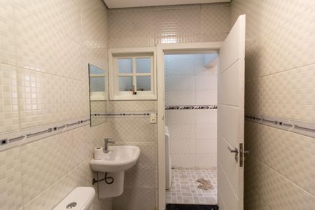 Banheiro de casa para alugar com 1 quarto, 60m² em Jardim Santo Antoninho, São Paulo