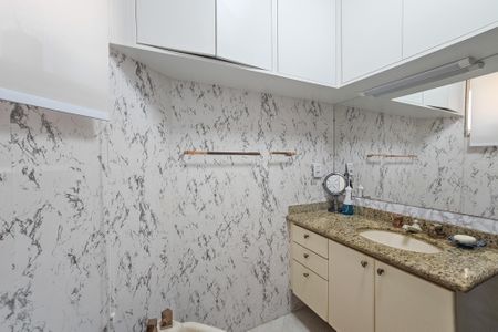 Apartamento para alugar com 180m², 4 quartos e 2 vagas Apartamento para alugar com 180m², 4 quartos e 2 vagasBanheiro da Suíte 2