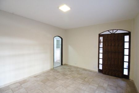Casa para alugar com 100m², 3 quartos e 2 vagasSala
