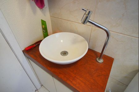 Banheiro de apartamento à venda com 1 quarto, 49m² em Floresta, Porto Alegre