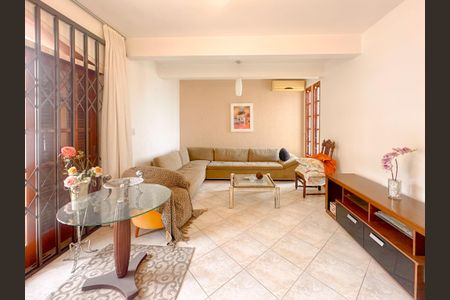 Casa para alugar com 157m², 3 quartos e 2 vagasSala