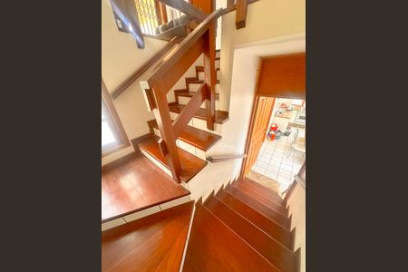 Casa para alugar com 157m², 3 quartos e 2 vagasEscada