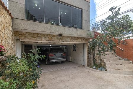 Casa para alugar com 250m², 4 quartos e 6 vagas Casa para alugar com 250m², 4 quartos e 6 vagasGaragem