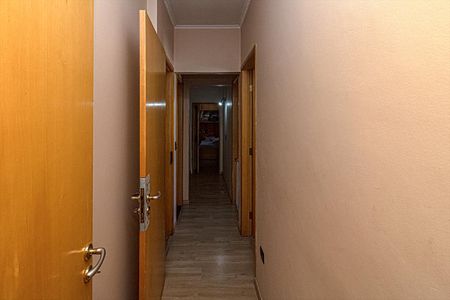 Casa para alugar com 250m², 4 quartos e 6 vagas Casa para alugar com 250m², 4 quartos e 6 vagasCorredor