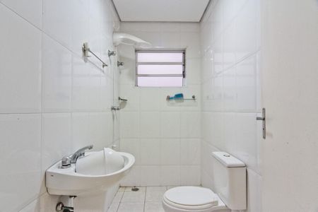 Casa de condomínio à venda com 900m², 6 quartos e 8 vagasCasa de hóspedes - banheiro