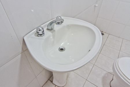 Casa de condomínio à venda com 900m², 6 quartos e 8 vagasCasa de hóspedes - banheiro