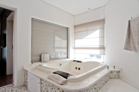 Casa de condomínio à venda com 900m², 6 quartos e 8 vagasBanheiro da Suíte 4